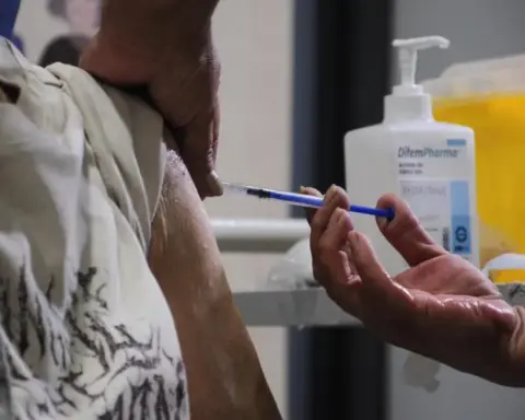 Más de 1,5 millones de mayores de 60 años en Chile sin vacuna contra la influenza: riesgo de segundo brote