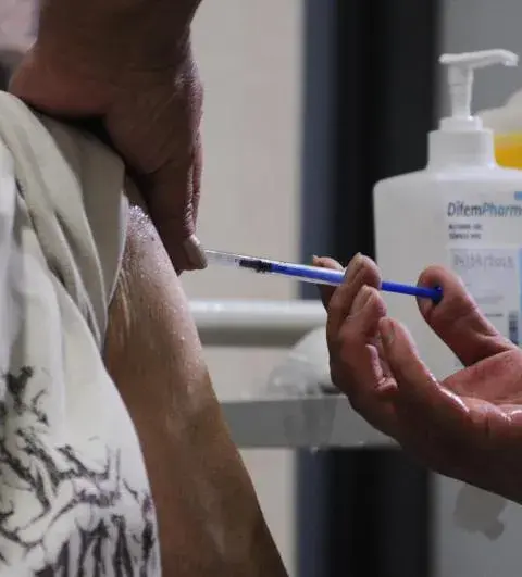 1,5 millones de Adultos mayores sin vacuna contra la influenza Chile