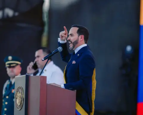 De la Espriella lidera respuesta a sismo 7,4 en Colombia