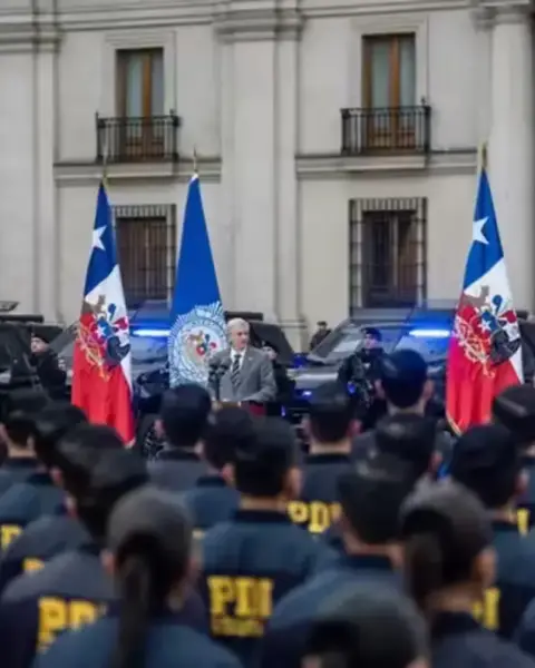 S.E. el Presidente de la República, José Antonio Kast, encabeza entrega de vehículos a la Policía de Investigaciones (PDI). / Prensa Presidencia