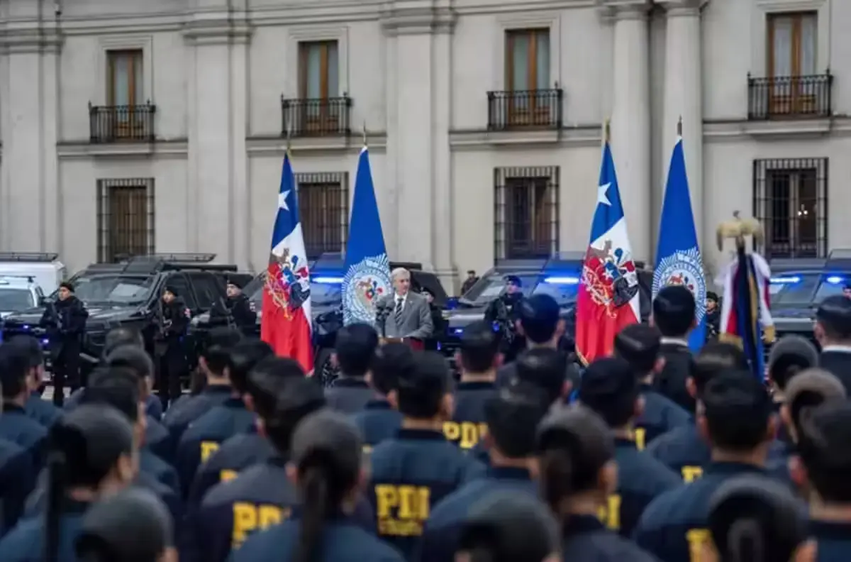 S.E. el Presidente de la República, José Antonio Kast, encabeza entrega de vehículos a la Policía de Investigaciones (PDI). / Prensa Presidencia